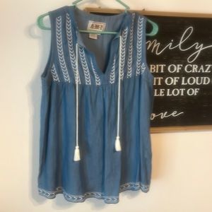 Women’s sleeveless boutique shirt size small